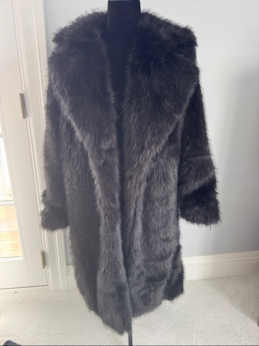 Madden NYC Plush Faux Fur Coat. Black size S-M.